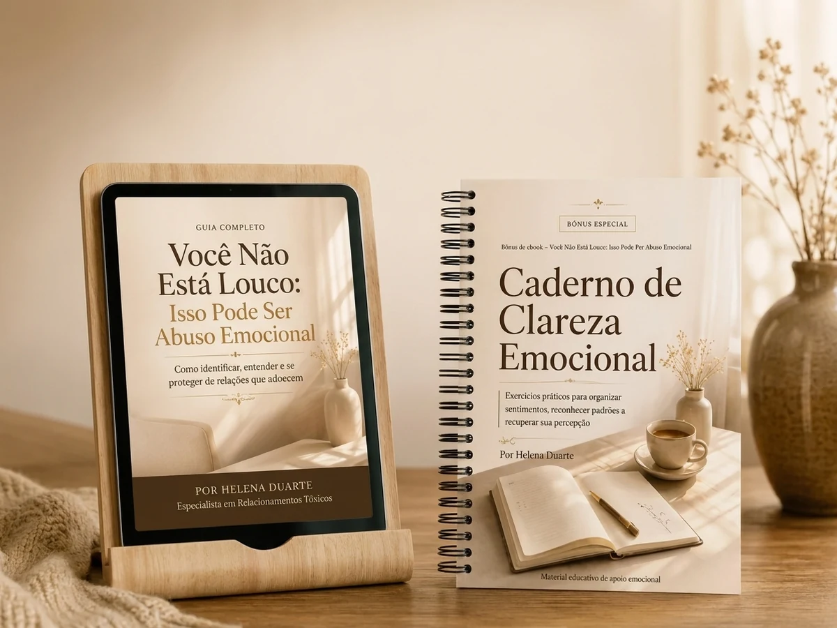 Guia Você Não Está Louco em PDF aberto no tablet e no celular, ao lado do Caderno de Clareza Emocional impresso em espiral